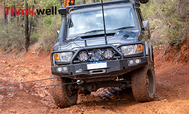 户外越野时当车辆陷入泥地中如何自救？